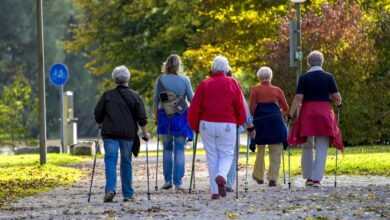 Menschen betreiben Nordic Walking in der Stadt